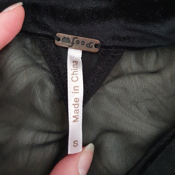 Sleeveless velvet black button up top - Picture 3 of 3